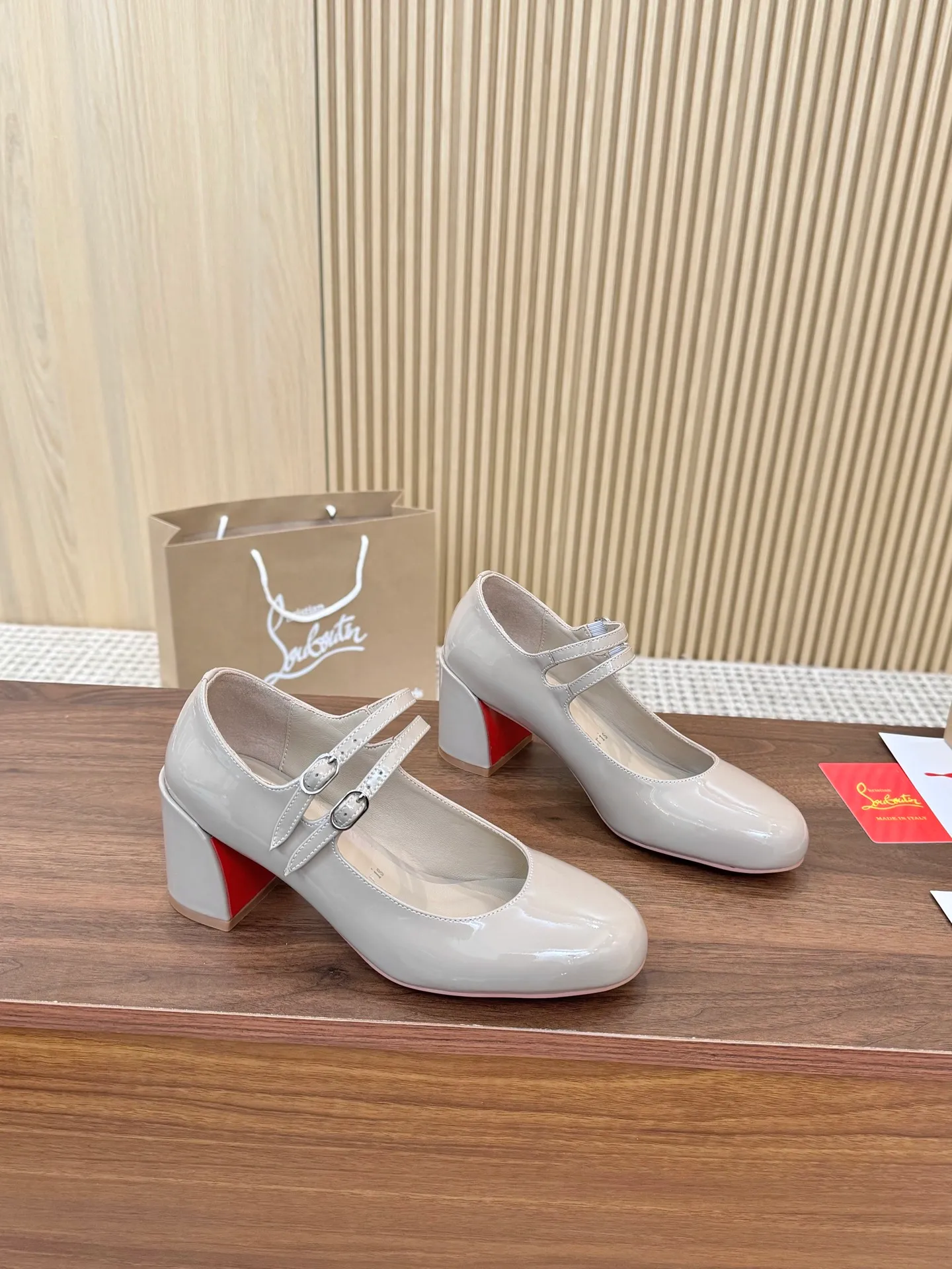 👟👟Ex-factory price 660👟👟 Christian Louboutin CL👠 "Patent Leather Series" Noble and luxurious, real blingbling✨ Real materials, all customized by the pattern maker, and the materials are made of original customized materials to achieve the taste of the original. 6 color options💍Upper: imported 👉cow patent leather💪 Inner: sheepskin feet/lining Size: 34-40.41.42 Heel height: 6.5cm Genuine leather sole